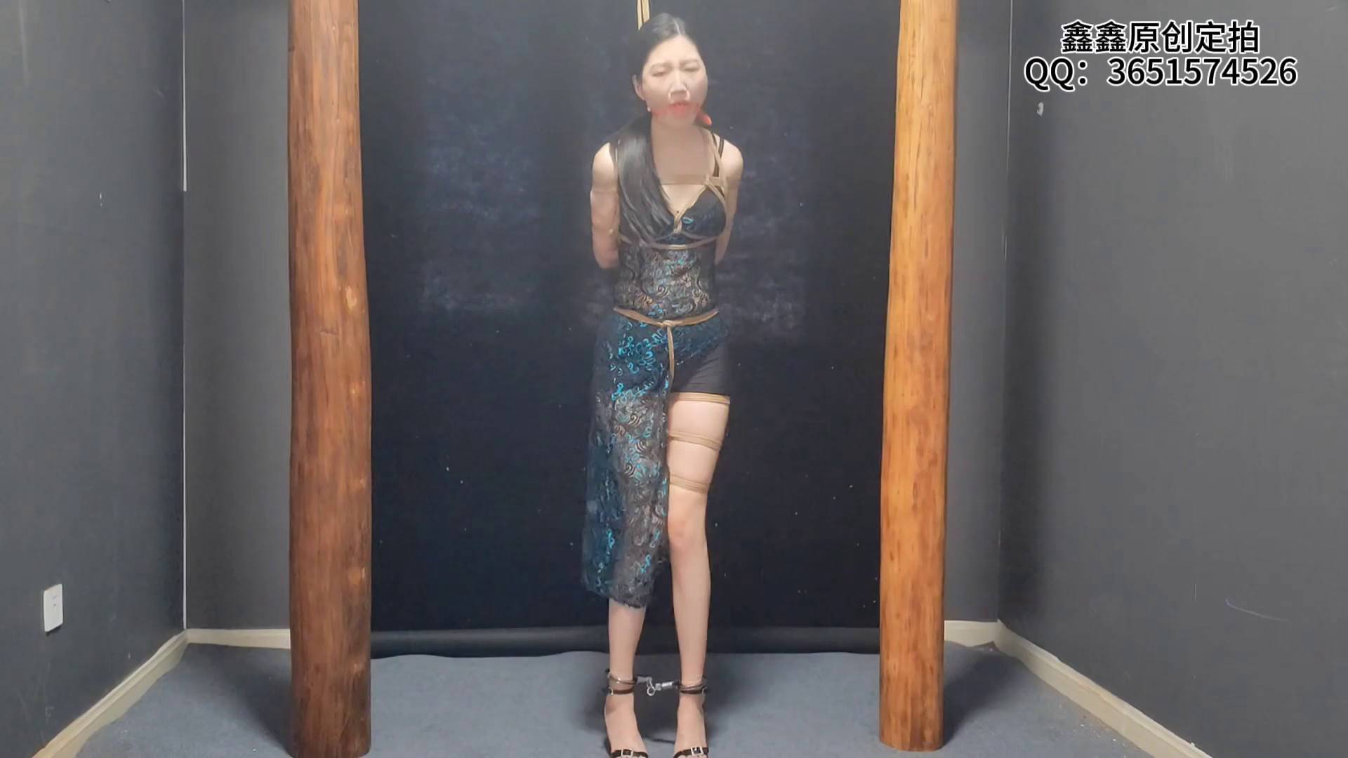 鑫鑫原创 蓉蓉被捆绑口球、口枷、缚腿吊，股绳缠绕，长腿美脚一览无余