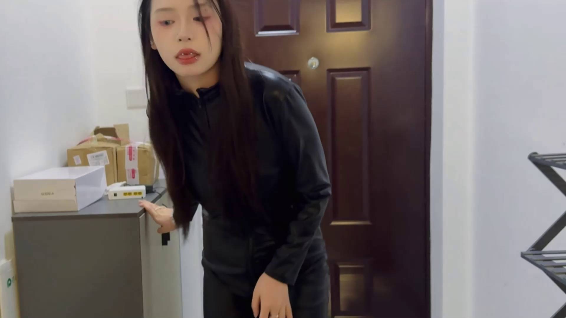 比尔原创 修理入室特殊女贼 “拿捏”女超人