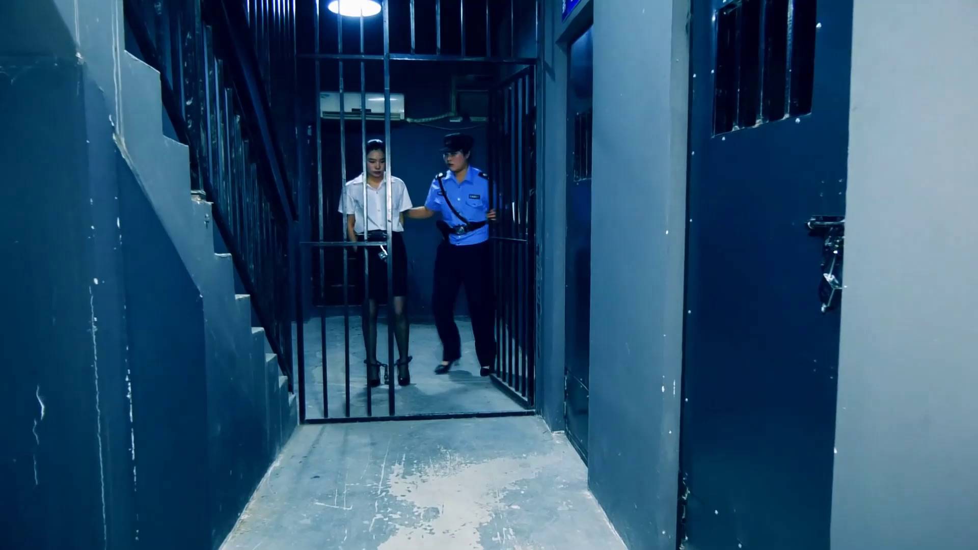 胜景影视 绞刑女犯 上集 刘芳和王丽铤而走险贩卖毒品双双被捕宣判为死刑砸上死镣关在牢房里