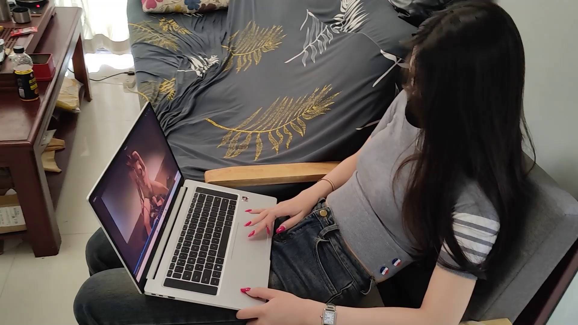 随心原创 杨蕊女秘书的秘密 上班偷看小视频被经理发现后的惩罚 跑步机上郊狼电 震动