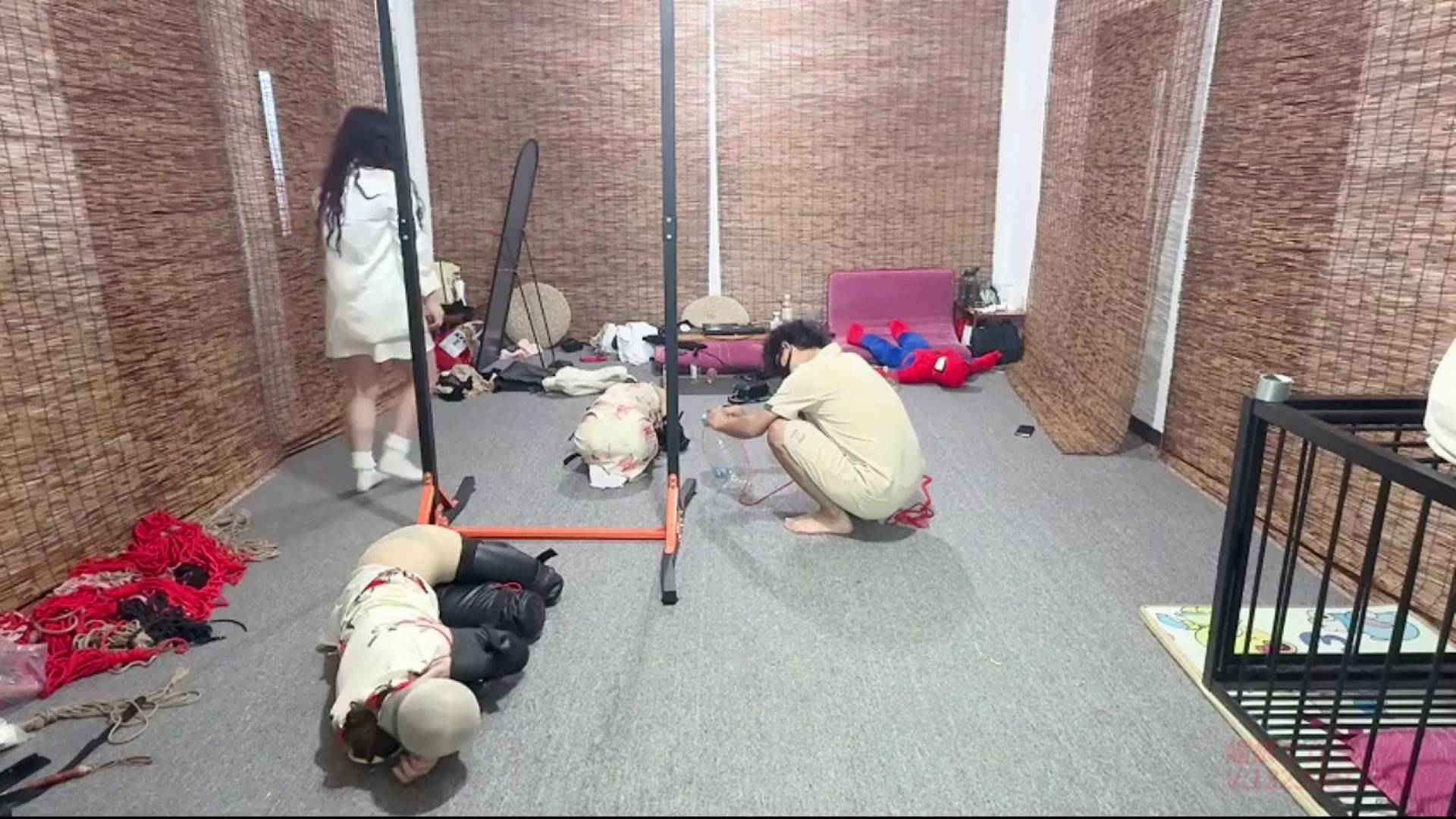 媚娘原创 被折磨致死的同事（4）—水桶拔河比赛-柔韧度比赛