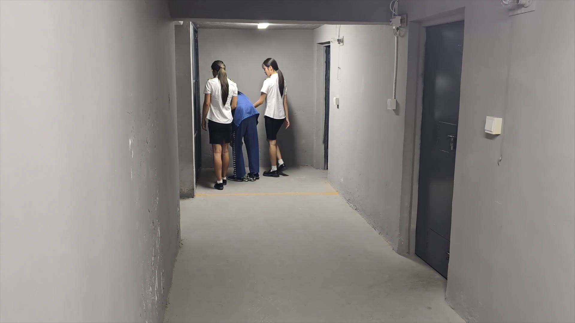 忘忧社 新模特沈冰（下）沈冰被宣判为死刑，带重脚镣，放风，后回忆起被抓的经过，带上死撩死铐，在监狱度过最后的时光